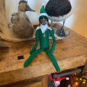 Snoop On A Stoop Christmas Elf Doll Bent Christmas Elf Doll For Home Decoration New Year Gifts Birthday Gifts (Option: Resin green)